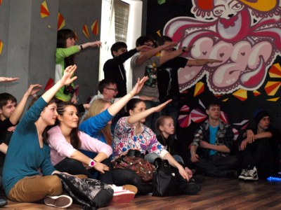 Исполнителей рэпа и битбокса поддерживают: &laquo;Е-е-е-е!&raquo;.