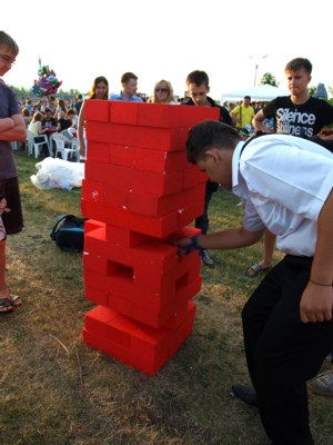 Метровый столбик разбирается по кирпичику, становясь выше и «ажурней». Кто, вытащив очередной кирпич, завалит столбик, тот проиграл. Метровый столбик разбирается по кирпичику, становясь выше и «ажурней». Кто, вытащив очередной кирпич, завалит столбик, тот проиграл.