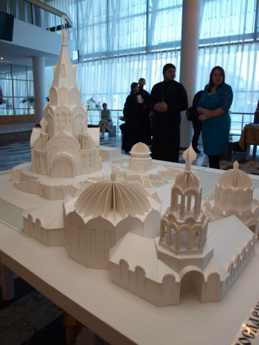 Это не просто храм, а православный комплекс, включающий в себя церковь, часовню, воскресную школу, дом паломника, дом православной книги, мастерские, женский монастырь.