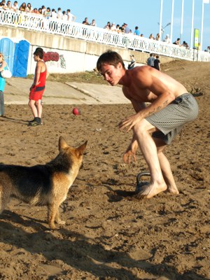 Собака-доставака. Пес проявил себя настоящим активистом: во время гонок на матрасах устраивал свои заплывы по соседству и очень интересовался гиревым спортом и паркуром, путаясь под ногами. Собака-доставака. Пес проявил себя настоящим активистом: во время гонок на матрасах устраивал свои заплывы по соседству и очень интересовался гиревым спортом и паркуром, путаясь под ногами.