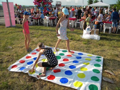 Так можно стать Алиной Кабаевой: популярная игра для вечеринок «Твистер» нашла поклонников и в Челнах Так можно стать Алиной Кабаевой: популярная игра для вечеринок «Твистер» нашла поклонников и в Челнах