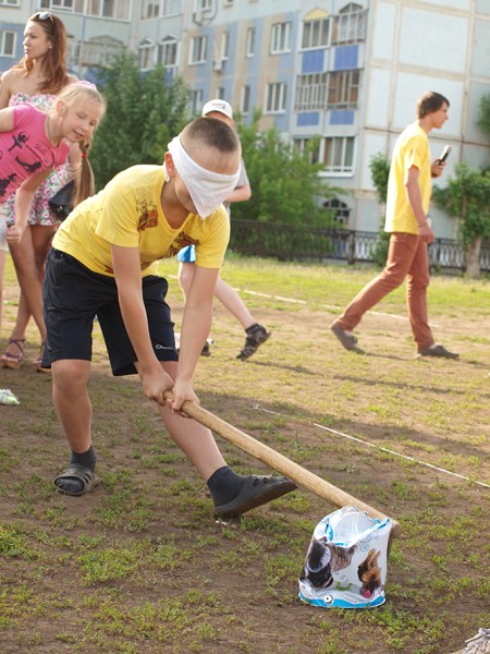 Попасть палкой по горшку весьма не просто, несмотря на подсказки болельщиков. 