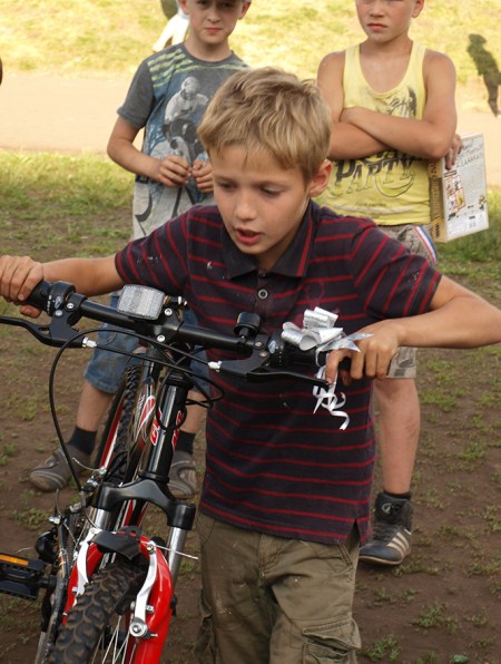 Арсению восемь лет. Сегодня днем он вышел во двор побегать на Сабантуе, а вернулся домой с маунтинбайком. Арсений слегка в шоке от приза, он заработал немало жетонов, часть обменял на призы (вспомнить, какие, уже не смог). Оставшиеся жетоны всего на шесть баллов принесли ему удачу &ndash; главный приз в аукционе. Его скромное предложение за лот никто даже не стал перебивать, хотя могли бы.