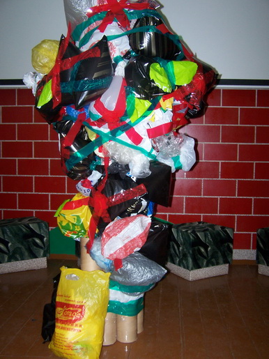 Из собранных пакетов воспитанники художественной школы N 2 собрали мусорное дерево