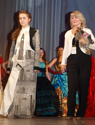 Веселенький ситчик из Иваново - в прошлом, сегодня город ткачих показывает себя так: в монохромном урбанистическом образе и с  йоркширским терьером на руках. Ивановцы стали лучшими в номинации &laquo;Рукодельный театр&raquo;.