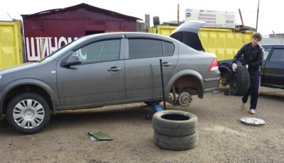 "Не хочу потом стоять в очереди, - говорит водитель "Опеля", поменявший шины заблаговременно. - Все равно пока машина будет стоять на автостоянке".