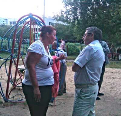 Айрат Зайнуллин и Анна Сацук выясняют отношения напрямую. Фото с собрания жильцов дома 3/01.