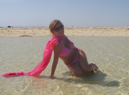 Валентина, 21 год: «Фото сделано в Египте на острове Утопия. Море, белый песок, солнышко — блаженство».