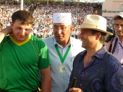 Слева направо: Победитель прошлогоднего Сабантуя в весовой категории до 100 кг Ренат Ахметшин, Ракип Хамитов и Василь Шайхразиев.