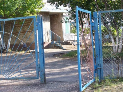 Дверь на территорию детских садов  открыта практически везде. Наша журналистка побывала в трех садах - по соображениям безопасности мы не называем их - и  беспрепятственно попала в группы с детьми.