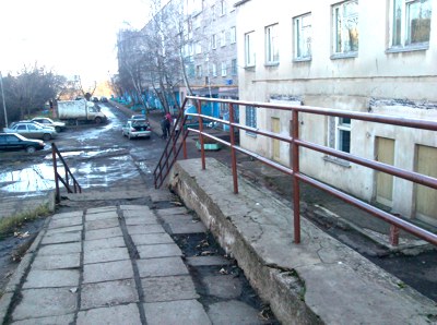 Это блок «А» (подъезды с 1-го по 8-й), к нему на машине подъехать можно только с Набережной Тукая. На фотографии вы видите также лестницу, которая ведет от блока «А» к блоку «Б» и здание поликлиники, объединяющее оба блока. Это блок «А» (подъезды с 1-го по 8-й), к нему на машине подъехать можно только с Набережной Тукая. На фотографии вы видите также лестницу, которая ведет от блока «А» к блоку «Б» и здание поликлиники, объединяющее оба блока.