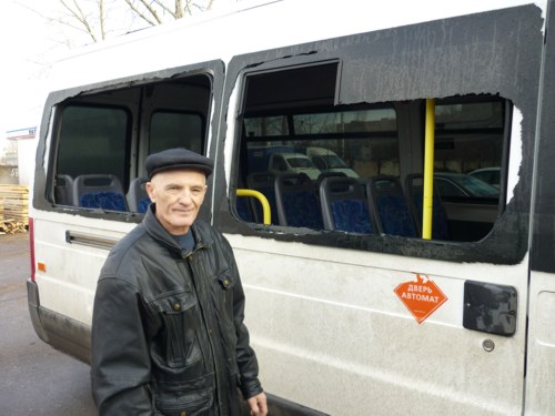 Водитель обстрелянного вчера в Набережных Челнах микроавтобуса предполагает, что в него стреляли конкуренты.