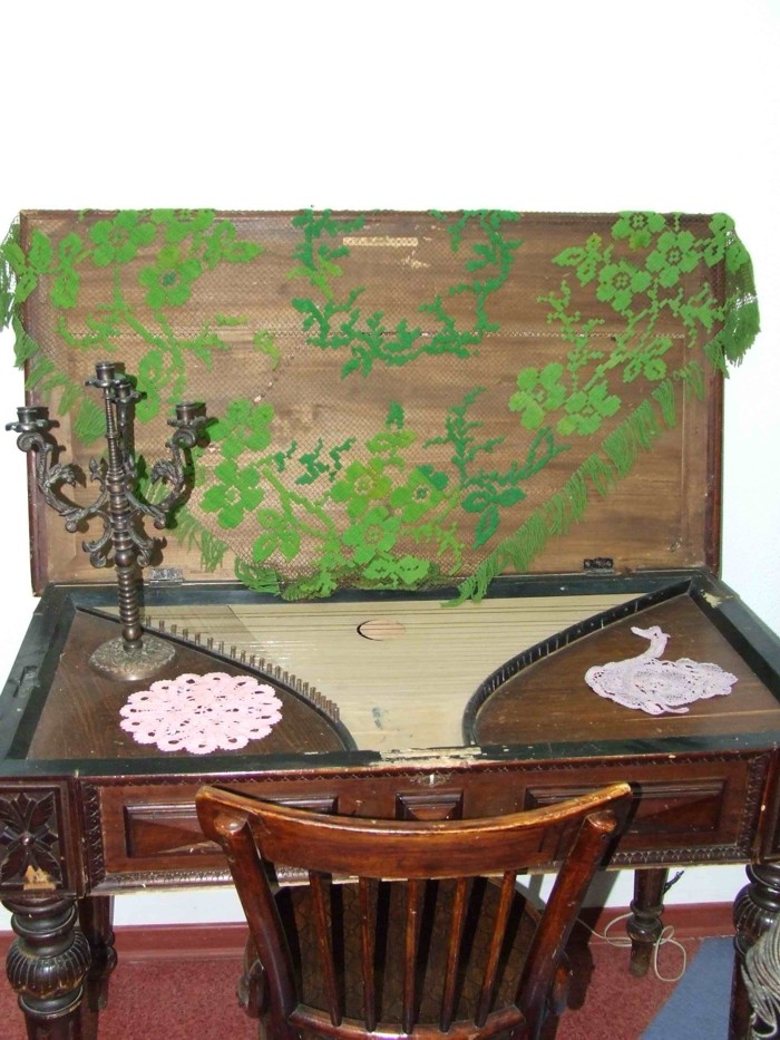 Стол-гусли &ndash; один из самых уникальных экспонатов в музее. 