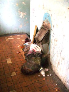 Жильцы мечтают о капитальном ремонте в общежитии. Мусоропровод сгнил напрочь