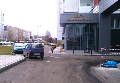 Ленточками обозначены места, где будут поставлены шлагбаумы.