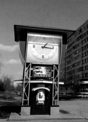 1 мая 2004 года в 12:07 по московскому времени на этом месте начали отсчет новые часы. Их за 600 тысяч рублей построил предприниматель Флюр Музипов.