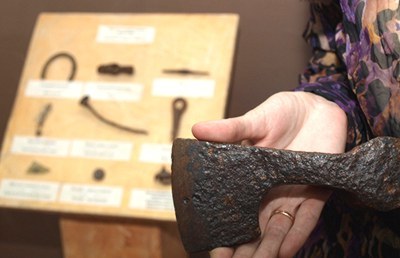 Боевым булгарским топором местный житель рубил дрова.