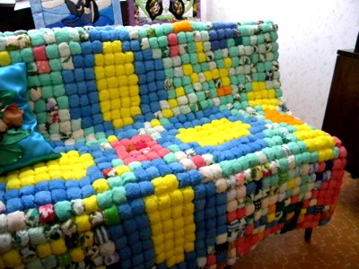 Старые полотенца превращаются в оригинальную накидку на диван