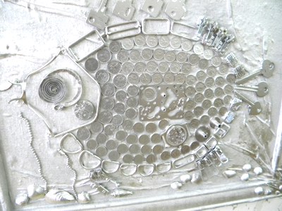 Мелочь, пружинки, ключи, замки, пряжки: получилась серебряная рыба