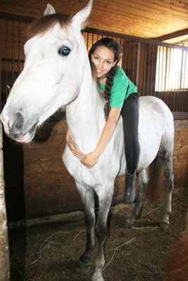 &laquo;Мы приходим, кормим и поим своих коней, - говорит ученица Лена. - Потом лошади отдыхают, а мы убираемся в стойле. Через полтора часа лошади лакомятся сеном, мы расчесываем гриву, чистим копыта и выводим на первую &laquo;проездку&raquo;.