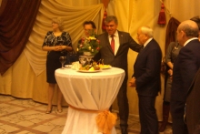 Под хорошую музыку за фуршетом в залах дворца приятно пообщались предприимчивые люди.