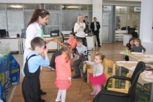 В игровой зоне малышей учили мастерить красочные открытки и показывали простейшие химические опыты.