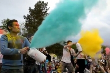 Челнинцы разукрасили себя на Фестивале красок