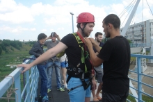 Зачем человеку прыгать с моста?