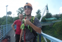 Зачем человеку прыгать с моста?