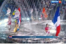 Девушка из Набережных Челнов на параде шлепала в резиновых тапочках