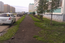Новый комплекс - без тротуаров и бордюров
