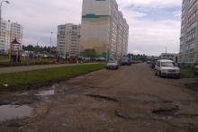 Новый комплекс - без тротуаров и бордюров