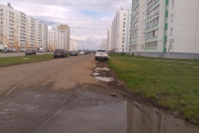 Новый комплекс - без тротуаров и бордюров