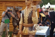 На казанском Сабантуе Рустам Минниханов сфотографировал самогонщика