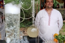 На казанском Сабантуе Рустам Минниханов сфотографировал самогонщика