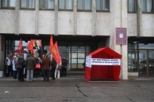 «Коммунисты России» пикетировали исполком под сталинским лозунгом