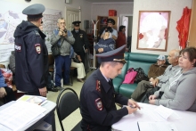 «Коммунисты России» пикетировали исполком под сталинским лозунгом