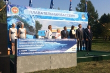 Рустам Минниханов прокатился на детском поезде в парке поселка Сидоровка