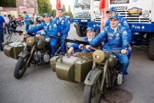 Гонщики команды  'КАМАЗ-мастер' пересели на военные мотоциклы