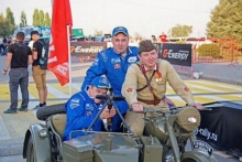 Гонщики команды  'КАМАЗ-мастер' пересели на военные мотоциклы