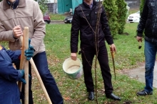 Роман Муралёв позвал соседей сажать деревья во дворе дома 42/08