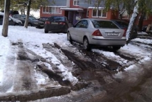 С выпавшим снегом на детские площадки полезли владельцы автомобилей