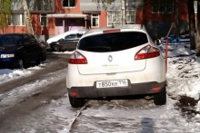 С выпавшим снегом на детские площадки полезли владельцы автомобилей