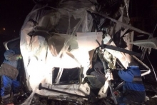 Грузовик 'Скания', упавший с моста в Вятку, ночью достали из реки