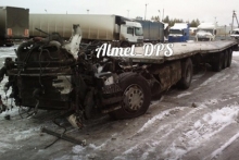 Грузовик 'Скания', упавший с моста в Вятку, ночью достали из реки