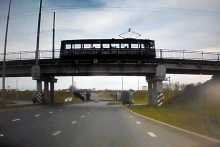 Дорожники насмешили водителей, установив знак не там, где нужно