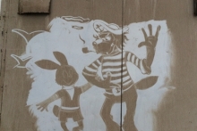 Водители автофургонов компании «Челны Хлеб» радуют челнинцев рисунками по грязи