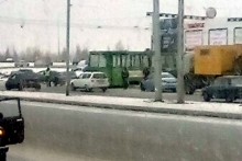 Утром в Набережных Челнах сгорел автомобиль. Еще одна машина столкнулась с трамваем