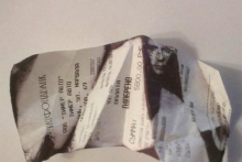 На бумажном чеке таинственным образом появилась фотография мужчины