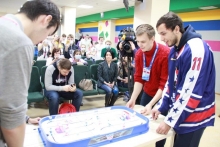 Актеры сериала 'Молодежка' и хоккеисты МХЛ пообщались с пациентами КДМЦ